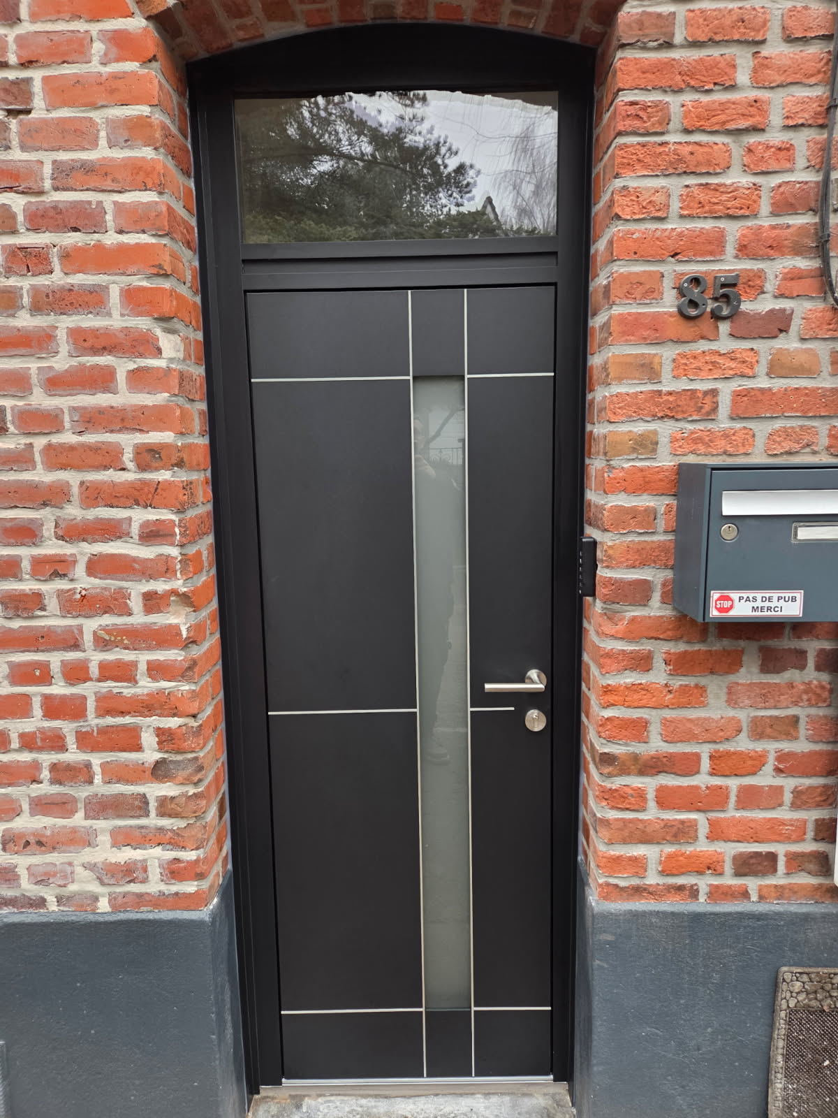 Porte d’entrée installée par Dumoulin et Fils